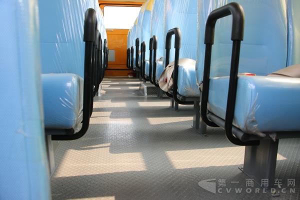 中通校車的座椅、扶手及平整的車內(nèi)空間.jpg