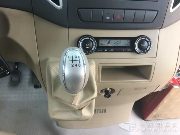 二代江淮星銳6系長軸車型，17座，搭載江淮2.7CTl 國五柴油發(fā)動機12.jpg