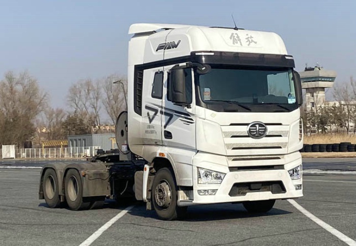 解放J7燃氣牽引車，搭載解放動力.jpg