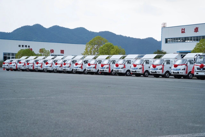 深圳東風(fēng)環(huán)衛(wèi)車批量交付，助力十堰建設(shè)綠色宜居城市！2.jpg