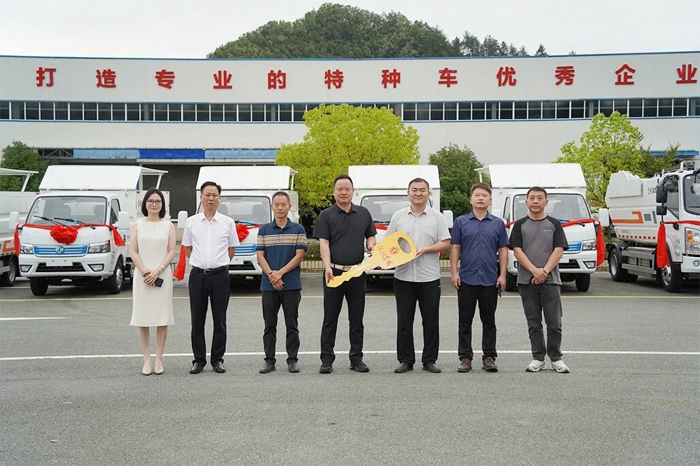 深圳東風(fēng)環(huán)衛(wèi)車批量交付，助力十堰建設(shè)綠色宜居城市！4.jpg