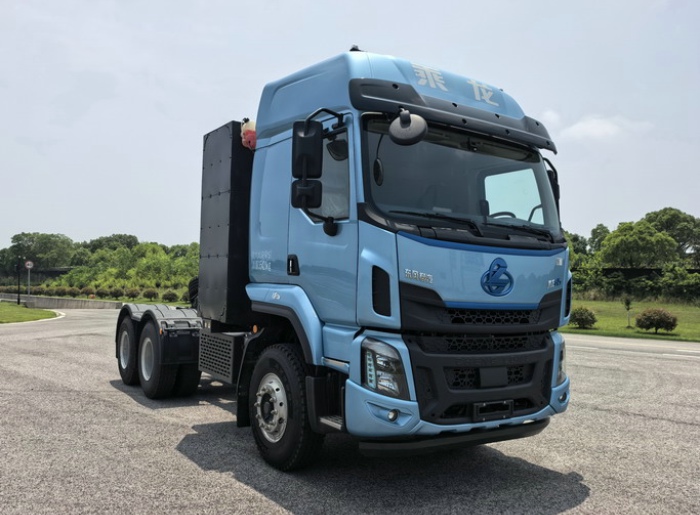 乘龍換電式純電動(dòng)半掛牽引車2.jpg