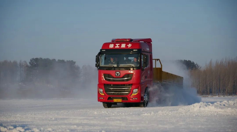 徐工漢風(fēng)P9牽引車(chē)油耗智能控制系統(tǒng)基于ADASIS地圖結(jié)合整車(chē)信息、巡航算法及控制策略實(shí)現(xiàn)預(yù)見(jiàn)性巡航（PCC），在駕乘過(guò)程中猶如智能領(lǐng)航員助您降低油耗。節(jié)油有方，創(chuàng)富無(wú)憂(yōu)。