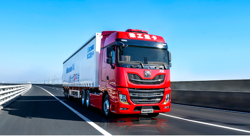 徐工漢風(fēng)P9牽引車(chē)油耗智能控制系統(tǒng)基于ADASIS地圖結(jié)合整車(chē)信息、巡航算法及控制策略實(shí)現(xiàn)預(yù)見(jiàn)性巡航（PCC），在駕乘過(guò)程中猶如智能領(lǐng)航員助您降低油耗。節(jié)油有方，創(chuàng)富無(wú)憂(yōu)。