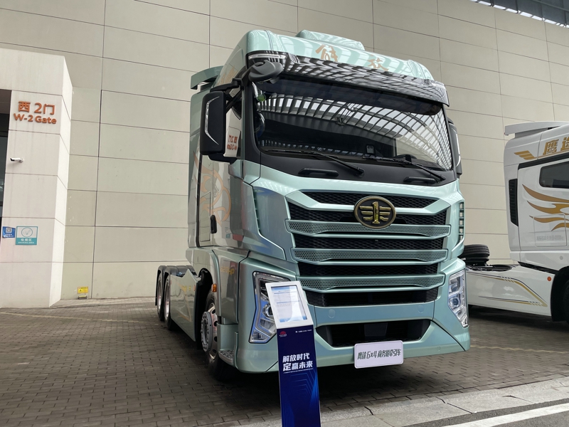 解放鷹途商務(wù)艙牽引車，620馬力