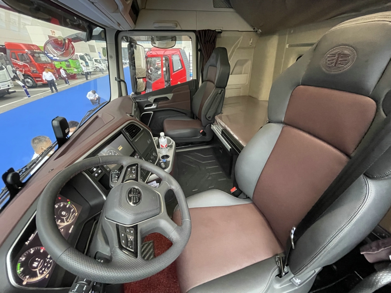 解放鷹途商務(wù)艙牽引車，620馬力